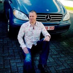 Tom Herbots, solutions & practices manager bij GFI, met zijn Mercedes Viano bedrijfswagen