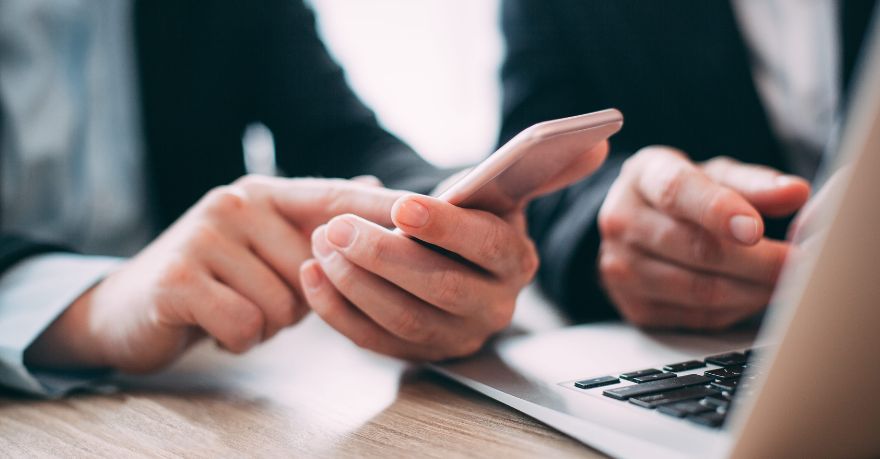 Mag je een gesprek (stiekem) opnemen op het werk?